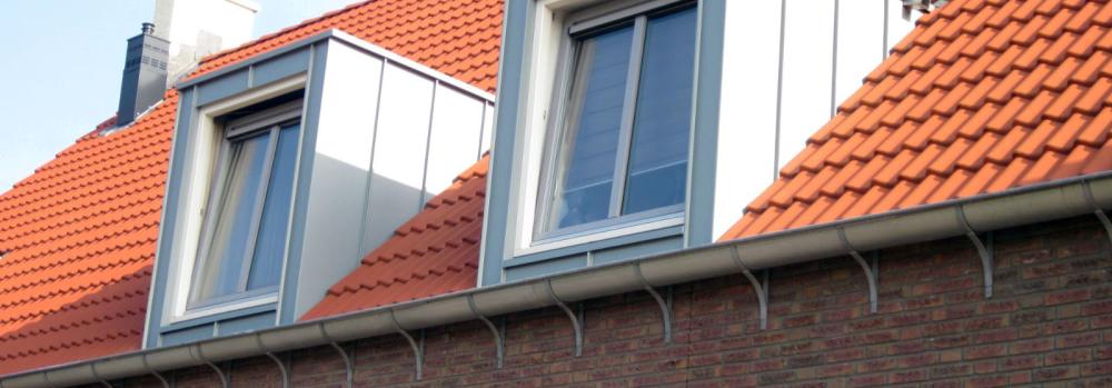 Met zink beklede dakkapel op oranje pannendak