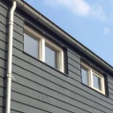 Zinken dakgoot en regenpijp op woning